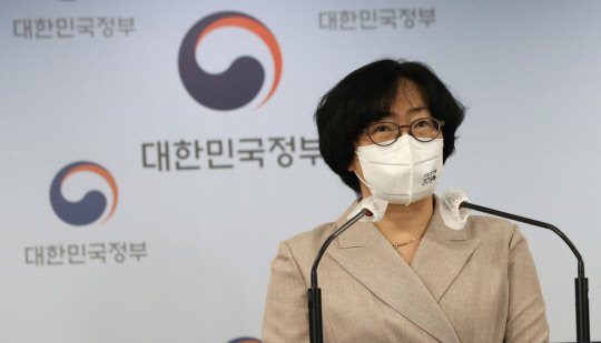 윤순진 2050 탄소중립위원회 공동위원장이 18일 정부서울청사에서 2050 탄소중립위원회 제2차 전체회의 결과를 브리핑하고 있다. 연합뉴스.